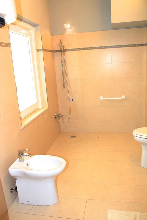 Camera Matrimoniale/Doppia con Letti Singoli con Bagno Privato